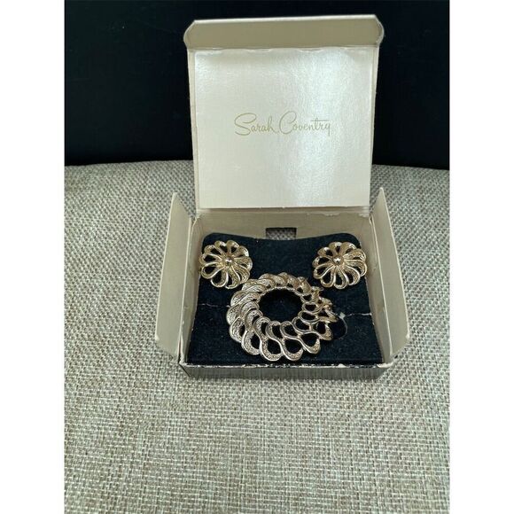 Vintage Sarah Coventry Gold Tone Clip On Earrings & Brooch Set w/ Box - Picture 6 of 6